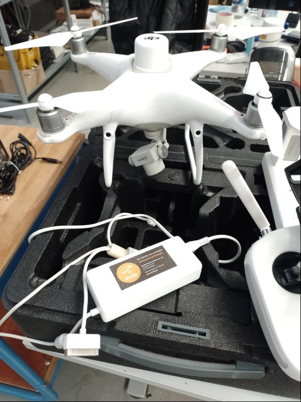 SDI DJI P4 RTK Drohne (Model:WM334R, Fernbedienung mit Smartphone-Befestigungsclip, 2x Akkus (ein Akku hat am Plastik Rahmen einen Bruch), Ladestation mit Netzteil, mit Transportbox, Drohne lässt sich Einschalten, LED's leuchten Rot und Gelb, Fern...