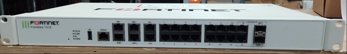 Fortinet Fortigate 101E Firewall 19''Rack 1HE (FG-101E), Anschlüsse: 16x LAN RJ-45, 2x SFP+, 1x USB, 7x RJ-45 (Console, DMZ, MGMT, 2x WAN, 2x HA), Seriennummer: FG101ETK18007517, inkl. Einbauwinkel, Firewall nur elektrisch nicht auf Funktion geprü...