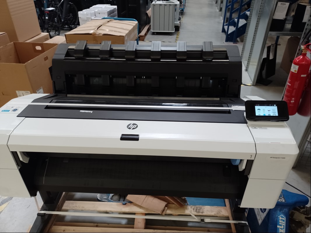 HP Designjet T1600 3EK10B Plotter, Seriennummer: CN09S7H00B0707, (Druckbreite: 91,44cm / 36''), mit Untergestell auf Rollen und Papierauffangtuch, Anschluss: USB, Netzwerk, für Rollen- und Einzelblattzufuhr geeignet, Tintenstände: siehe Bilder, Ba...