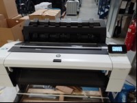 HP Designjet T1600 3EK10B Plotter, Seriennummer: CN09S7H00B0707, (Druckbreite: 91,44cm / 36\'\'), mit Untergestell auf Rollen und Papierauffangtuch, Anschluss: USB, Netzwerk, für Rollen- und Einzelblattzufuhr geeignet, Tintenstände: siehe Bilder, Ba...