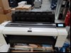 HP Designjet T1600 3EK10B Plotter, Seriennummer: CN09S7H00B0707, (Druckbreite: 91,44cm / 36\'\'), mit Untergestell auf Rollen und Papierauffangtuch, Anschluss: USB, Netzwerk, für Rollen- und Einzelblattzufuhr geeignet, Tintenstände: siehe Bilder, Ba...